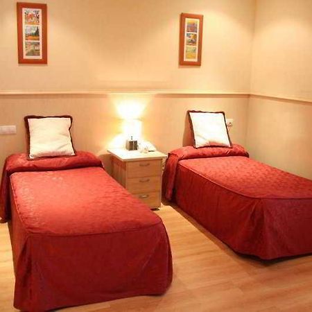 Arturo Soria Centro Hotel Madrid Room photo